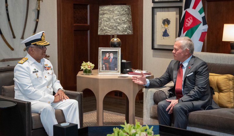 الملك يستقبل رئيس هيئة الأركان للقوات البحرية الباكستانية