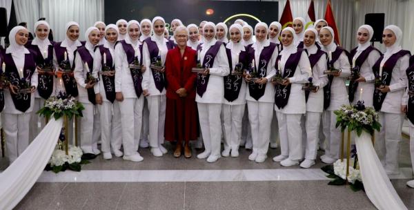 الأميرة منى ترعى حفل إضاءة الشموع للفوج 25 من كلية التمريض