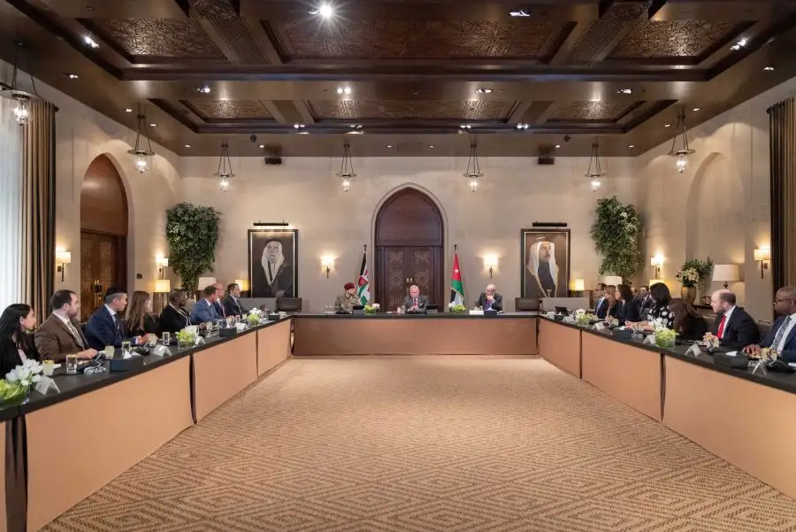 الملك يستقبل وفدا من مساعدي أعضاء مجلسي الشيوخ والنواب في الكونغرس الأمريكي