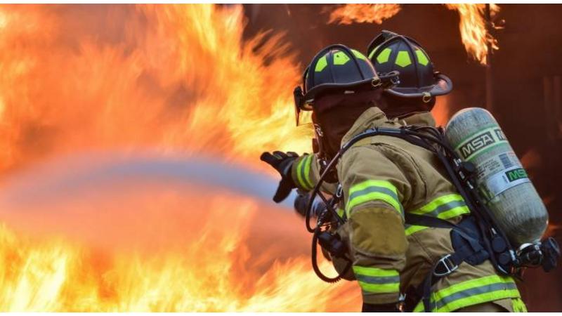 اربد ... اندلاع حريق هائل في شقة سكنيّة بالقرب من مبنى غرفة التجارة