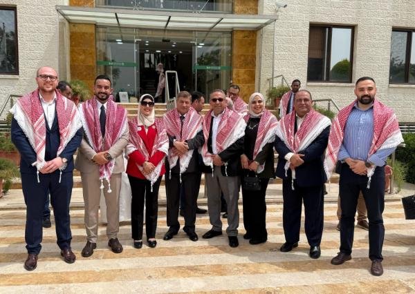 الشماغ الأردني يزين وفود عربية احتفلت بالعيد الـ45 لتأسيس جمعية العلاج الطبيعي