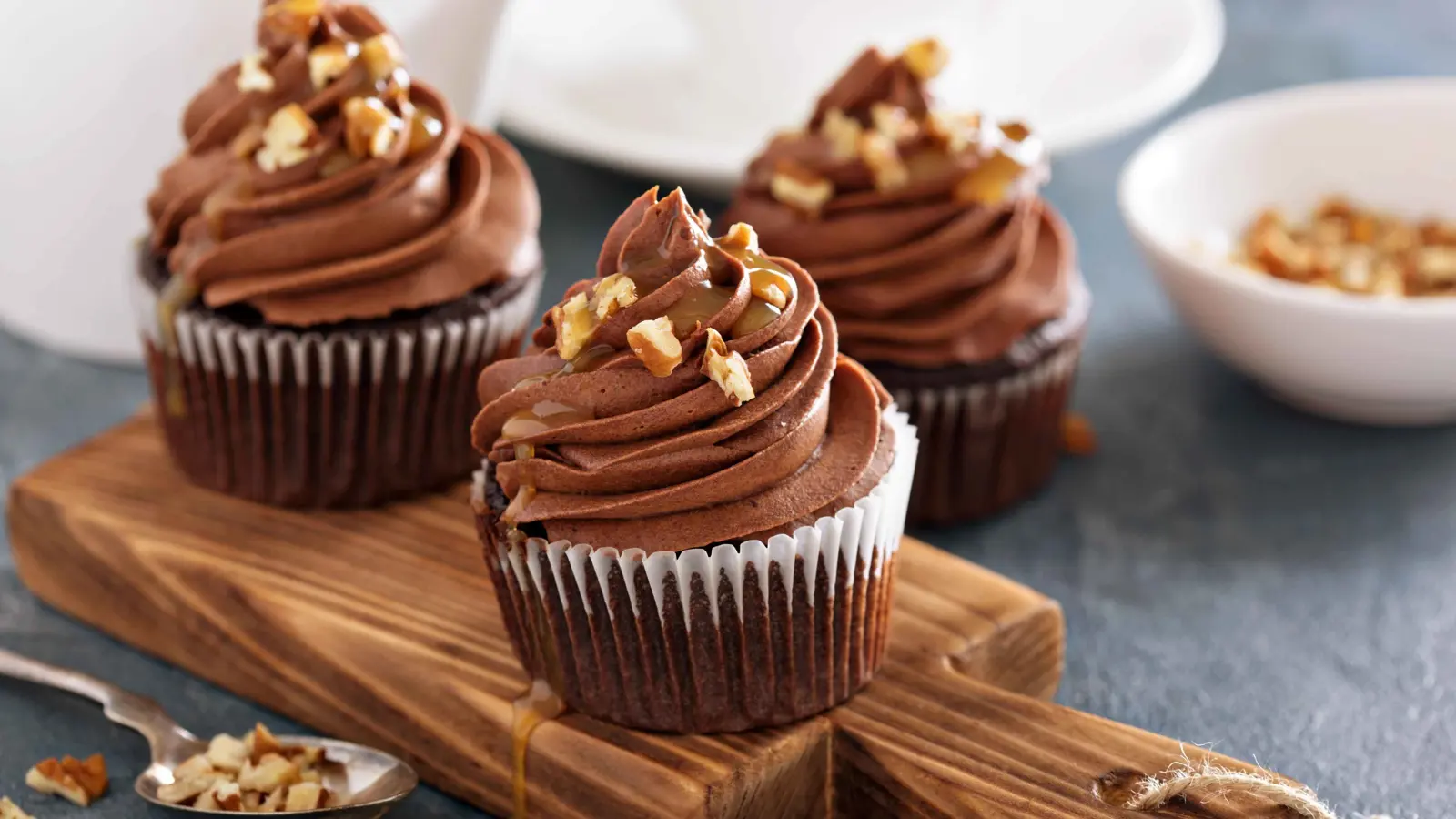 وصفة كب كيك الشوكولاتة بالكراميل والمكسرات