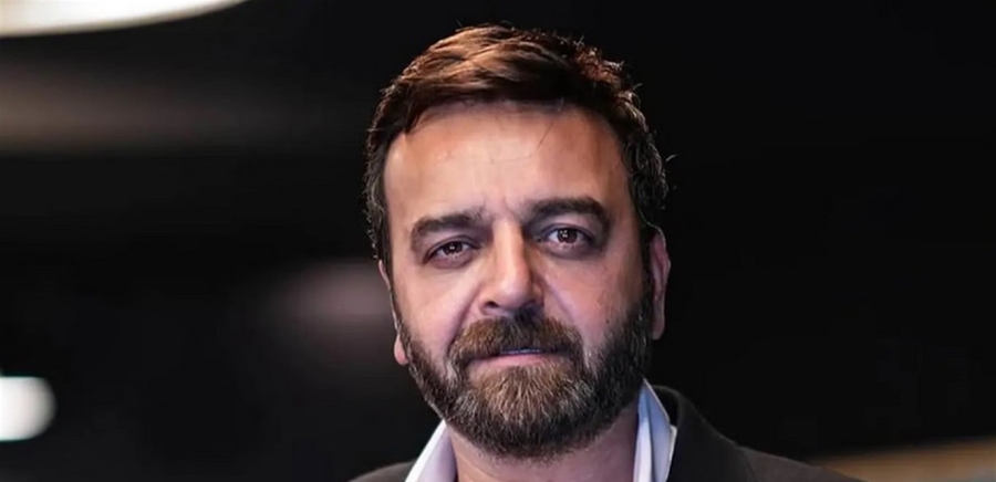 زوجته فنانة مُعتزلة.. ابن بطل مسلسل آسر سامر المصري يلفت الأنظار بوسامته تعرّفوا إليه (صورة)