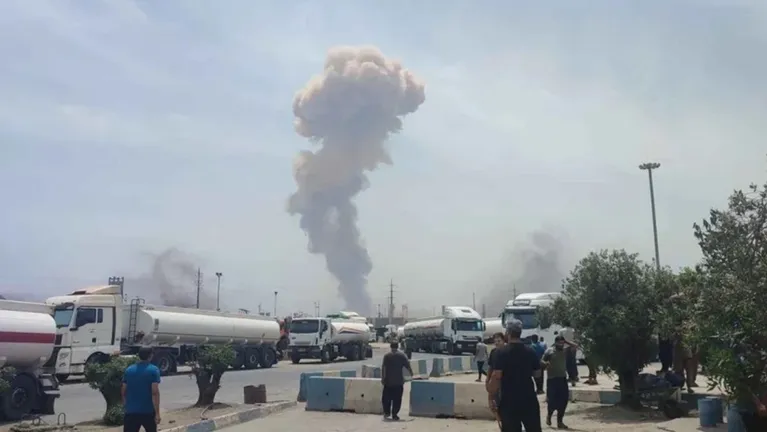 47 إصابة بانفجار ضخم بميناء رجائي جنوب إيران