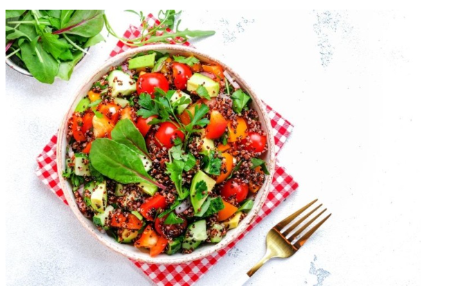 نوع من أنواع الحبوب اللذيذة سهلة التحضير .. طريقة عمل سلطة الكينوا بدبس الرمان