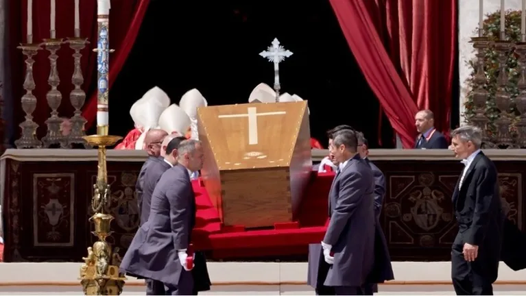 توافد الآلاف على ضريح البابا فرنسيس غداة دفنه