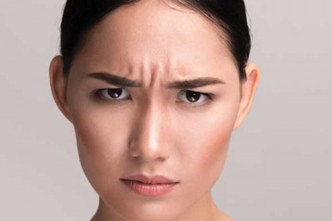 طرق فعّالة للتخلص من التجاعيد بين الحاجبين