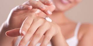 تخلّصي من البقع الداكنة على اليدين بوصفات طبيعية فعالة