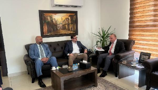 الشؤون الفلسطينية والأونروا تبحثان مشروعات البنية التحتية في المخيمات