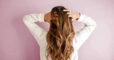 10 أخطاء تجنبيها عند العناية بشعرك