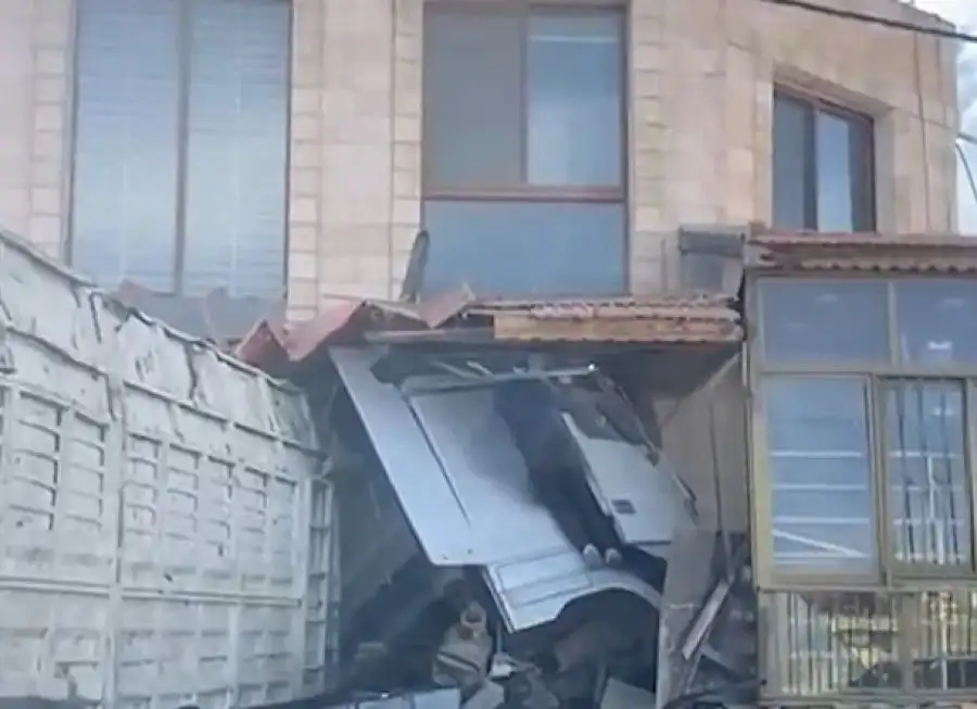 بالصور...وفاة سائق بعد تدهور تريلا واصطدامها بسور مسجد في أبو علندا