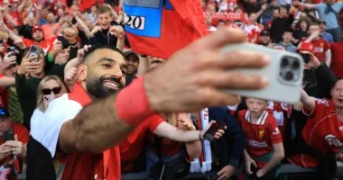 محمد صلاح يرفع علم مصر فى احتفالات ليفربول بلقب الدوري الإنجليزي