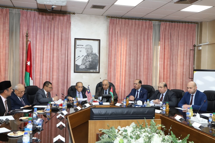 وزير التعليم العالي يبحث تعزيز التعاون الأكاديمي مع ماليزيا