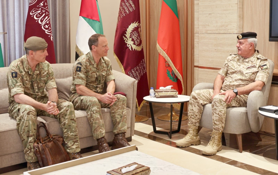 رئيس هيئة الأركان المشتركة يستقبل آمر كلية ساندهيرست العسكرية البريطانية