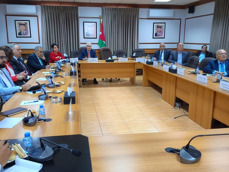 تربوية الأعيان تطلع على مهام المركز الوطني لتنمية الموارد البشرية