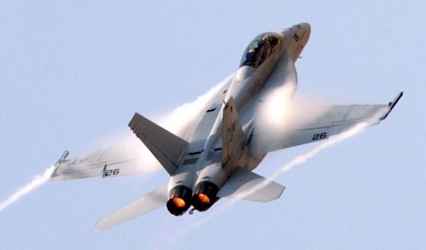 سقوط مقاتلة أميركية أثناء مناورة في البحر الأحمر