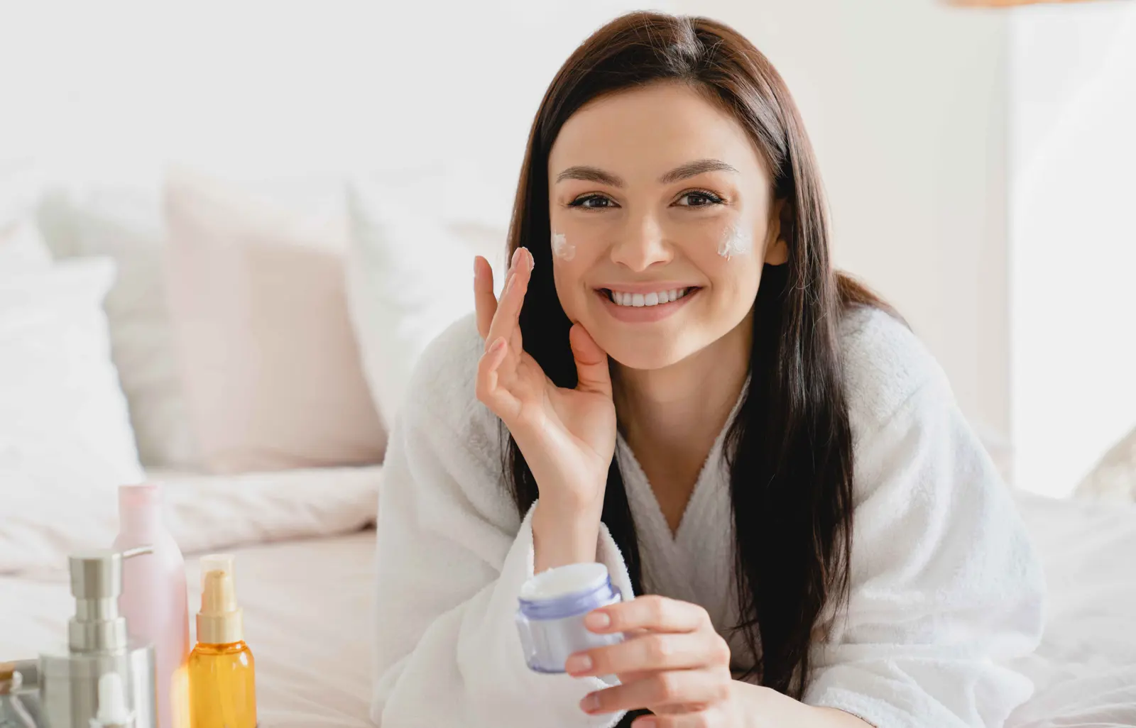 أفضل كريمات حمض الهيالورونيك لبشرة ممتلئة ونضرة