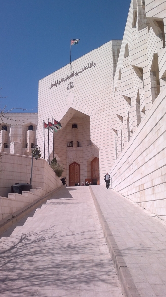 مشاركون في مزاودة سيارت في قصر العدل يحتجون على أعطال تقنية