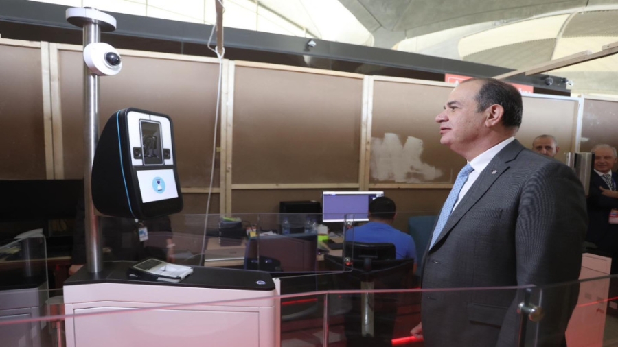 وزير الاقتصاد الرقمي يتابع تقدم سير العمل في مشروع البوابات الذكية في مطار الملكة علياء