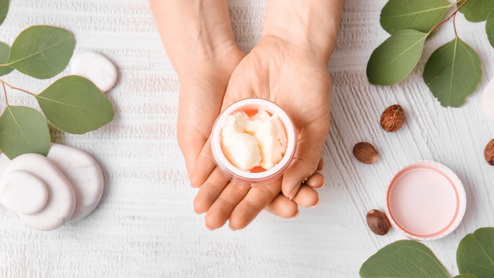 زبدة الشيا.. المكون الذي يغنيكِ عن الكريمات