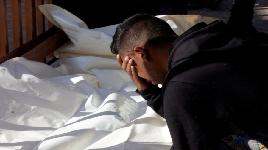 شهداء وجرحى وجوعى مع استمرار القصف وقطع المساعدات عن غزة