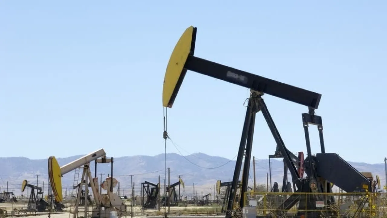 النفط يتراجع مسجلا أكبر انخفاض شهري منذ 2021