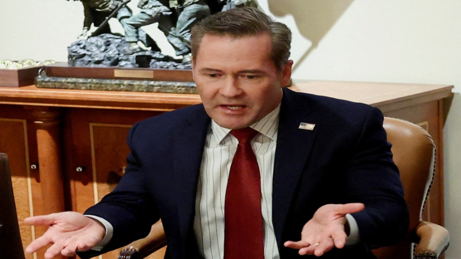 إقالة مستشار الأمن القومي بالبيت الأبيض مايك والتس