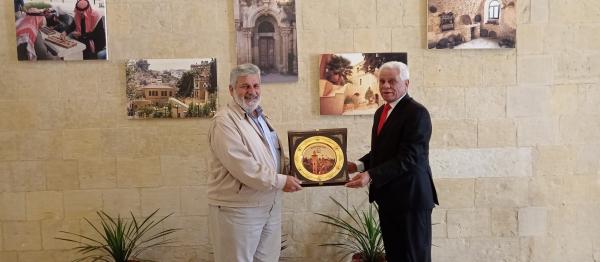 بلدية السلط تُكرّم مواطنًا تبرع بمبنى تراثي لها لعشرين عامًا