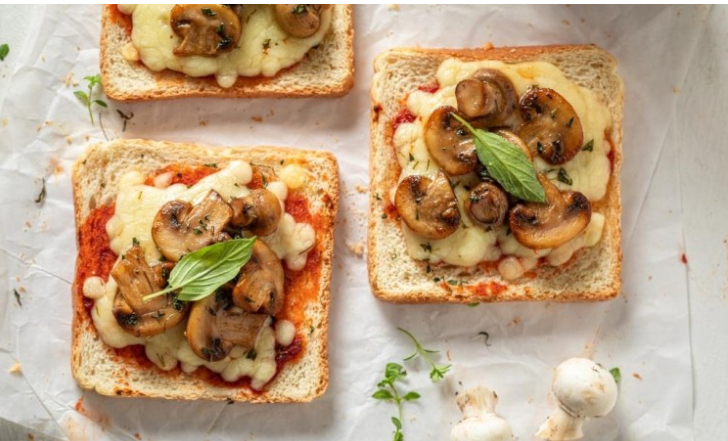 طريقة عمل بيتزا التوست بالفطر