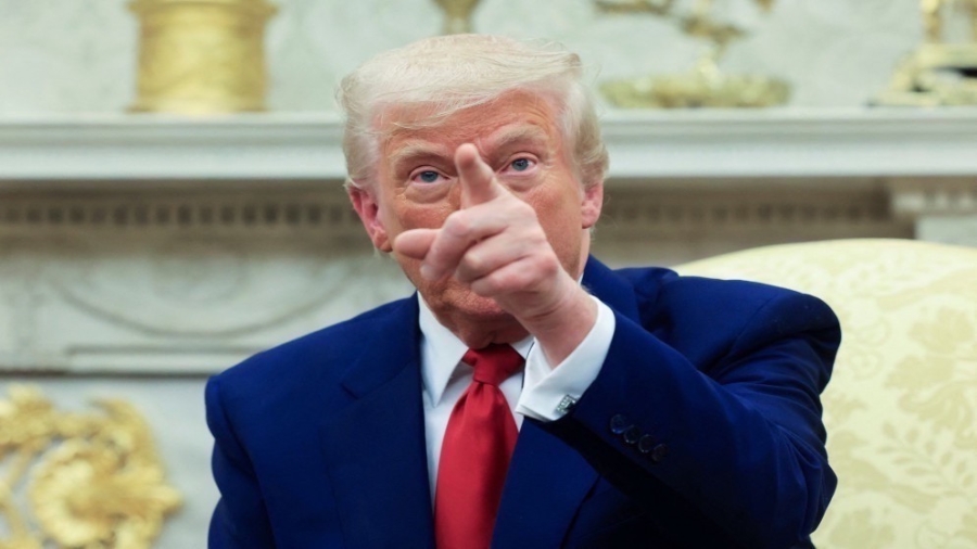 ترامب: يجب وقف جميع مشتريات النفط من إيران