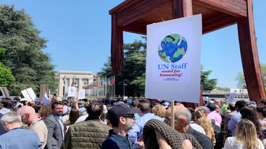 موظفو الأمم المتحدة يتظاهرون في جنيف احتجاجا على اقتطاعات التمويل