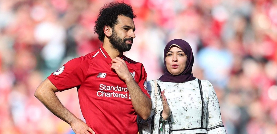ظهور نادر.. محمد صلاح وزوجته في مكان عام (صور)