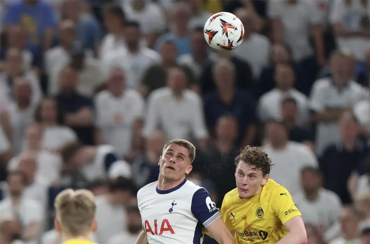 توتنهام يضمد جراحه المحلية بالاقتراب من نهائي الدوري الأوروبي