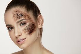 مكعبات القهوة المثلجة: سر جمالي بسيط لبشرة مشرقة وشابة