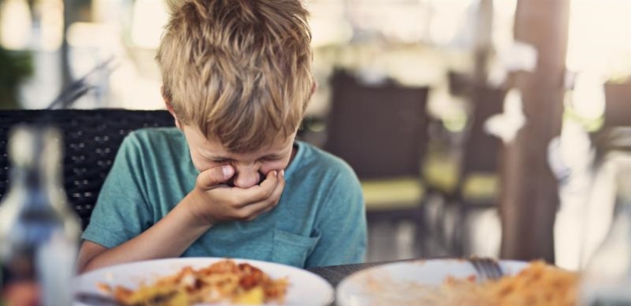 إصابة 100 تلميذ بتسمم حادّ ... الطباخ قدم لهم طبقاً احتوى على ثعبان ميت!