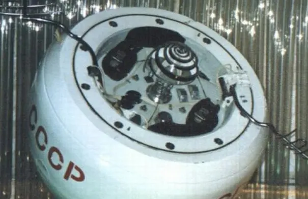 عمرها 53 عامًا . رسالة من الحرب الباردة تسقط من السماء