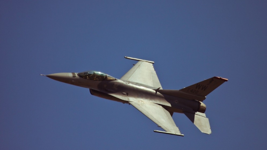 الولايات المتحدة توافق على تزويد أوكرانيا قطع غيار لمقاتلات أف16 وتدريب طياريها