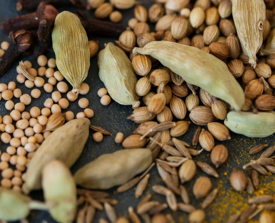 أضرار الهيل للنساء تستوجب الحذر من الكمية المُتناولة