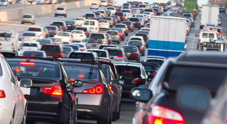 حادث تصادم بين ثلاث مركبات يتسبب بأزمة مرورية خانقة على طريق عمان  إربد