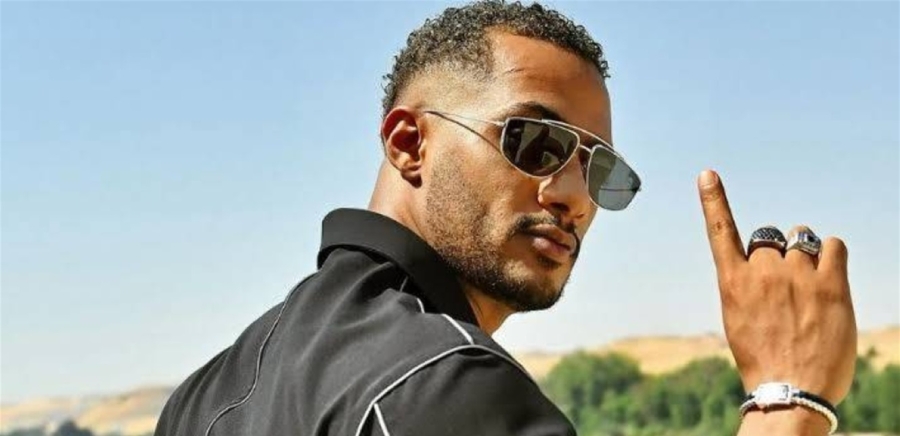 أطل وهو يقبل يده.. ظهور نادر لوالد محمد رمضان تعرفوا إليه