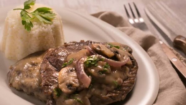 قدميها مع الأرز الأبيض أو المكرونة.. طريقة عمل البيكاتا بالمشروم