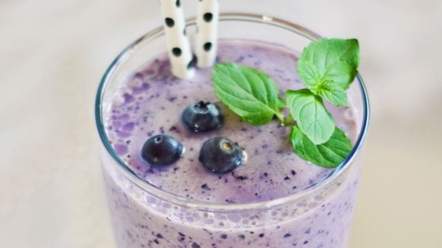 طريقة عمل عصير الموز بالتوت