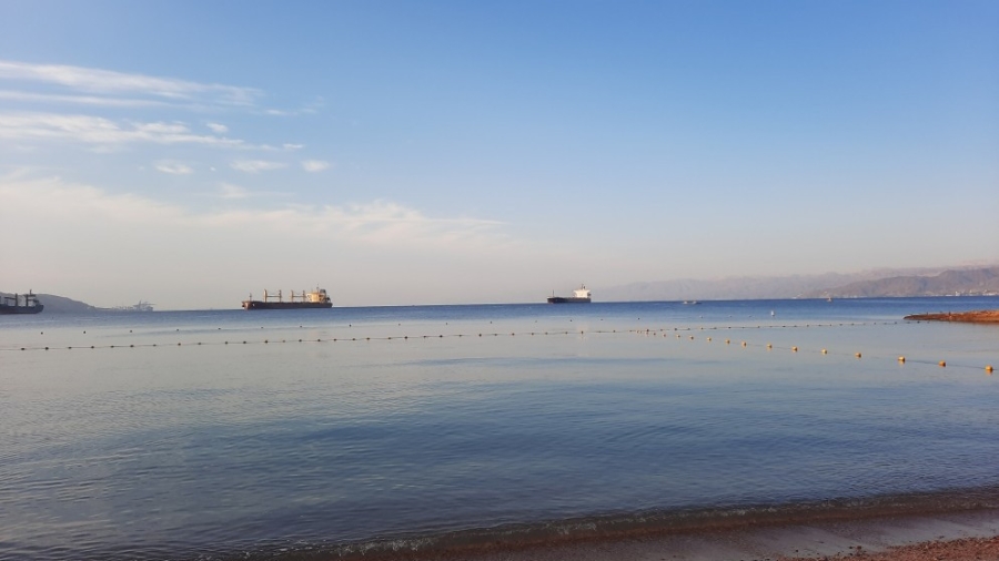 إجلاء 13 سائحا و2 من طواقم قارب متوسط الحجم جنح في خليج العقبة