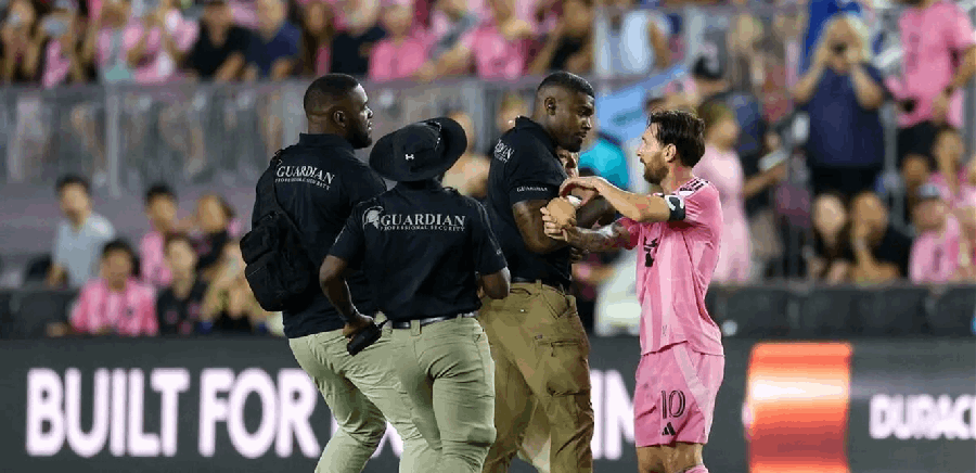 خلال المباراة... طفل يقتحم الملعب ليلتقط سيلفي مع ميسي وهكذا تصرّف الأخير