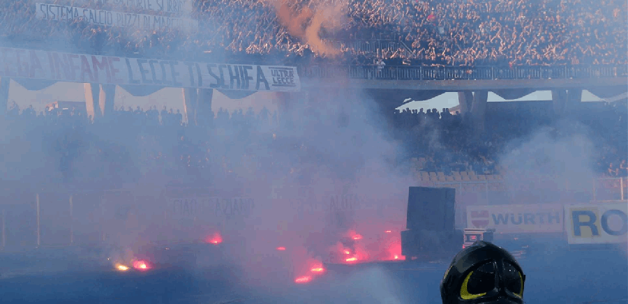 غضب جماهيري وإحراق شبكة المرمى.. إيقاف مباراة نابولي وليتشي في الدوري الإيطالي!