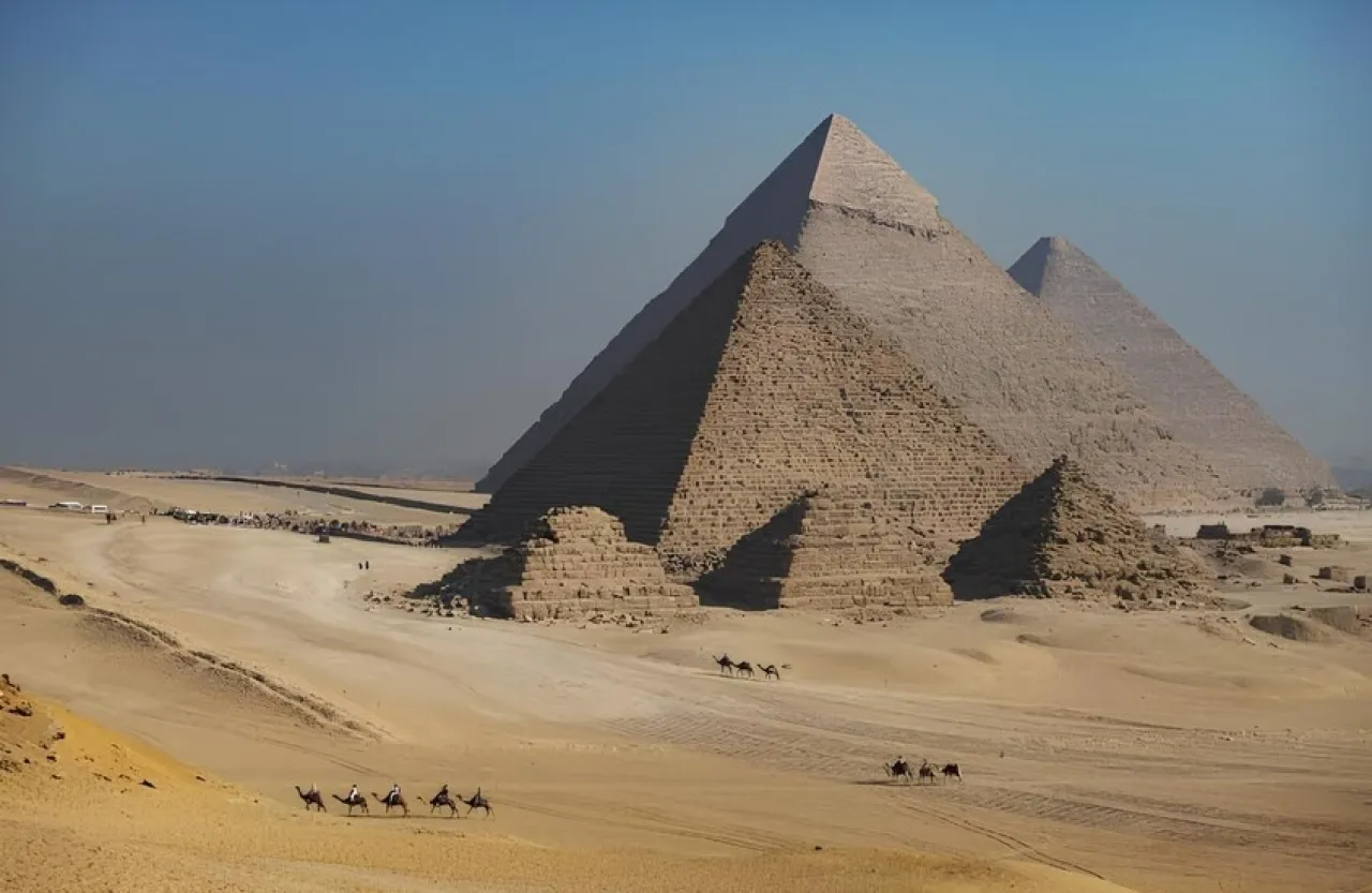 مصر.. ما حقيقة هدم أهرامات الملكات في الجيزة؟