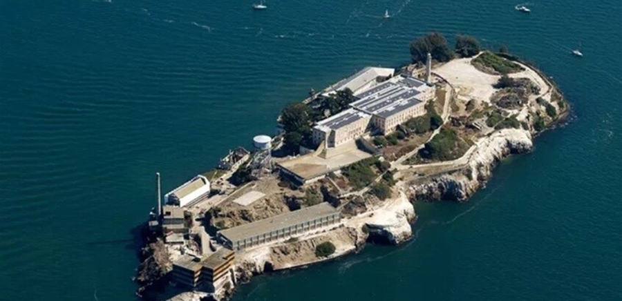 يقع على جزيرة نائية ويُعرف بـالصخرة.. ترامب سيفتح السجن الأخطر مُجددا!