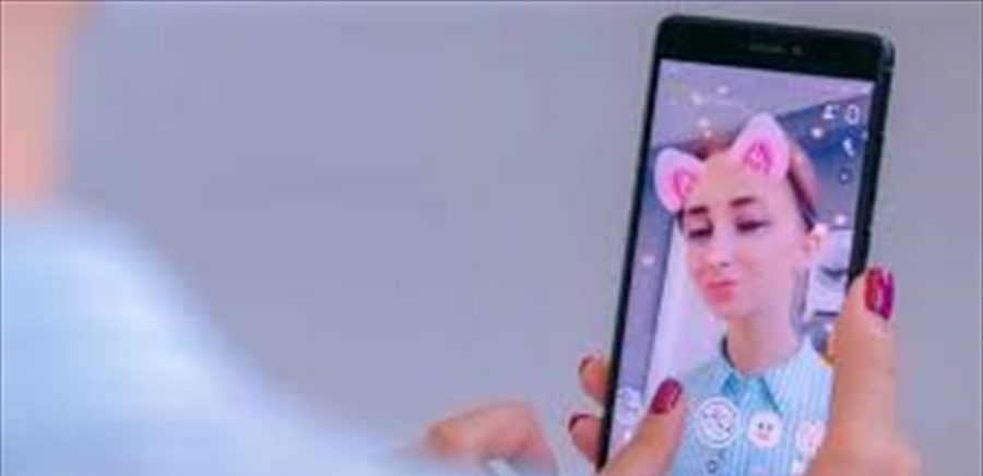 أدوات قاتلة بين يديكم ... احذروا فلاتر التجميل!