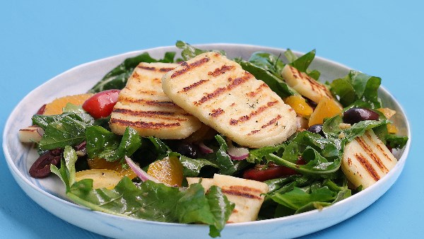 طريقة عمل سلطة الجرجير مع شرائح الجبنة