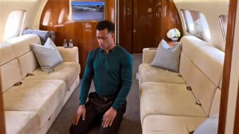 محمد رمضان يصلي داخل طائرته الخاصة يثير الجدل